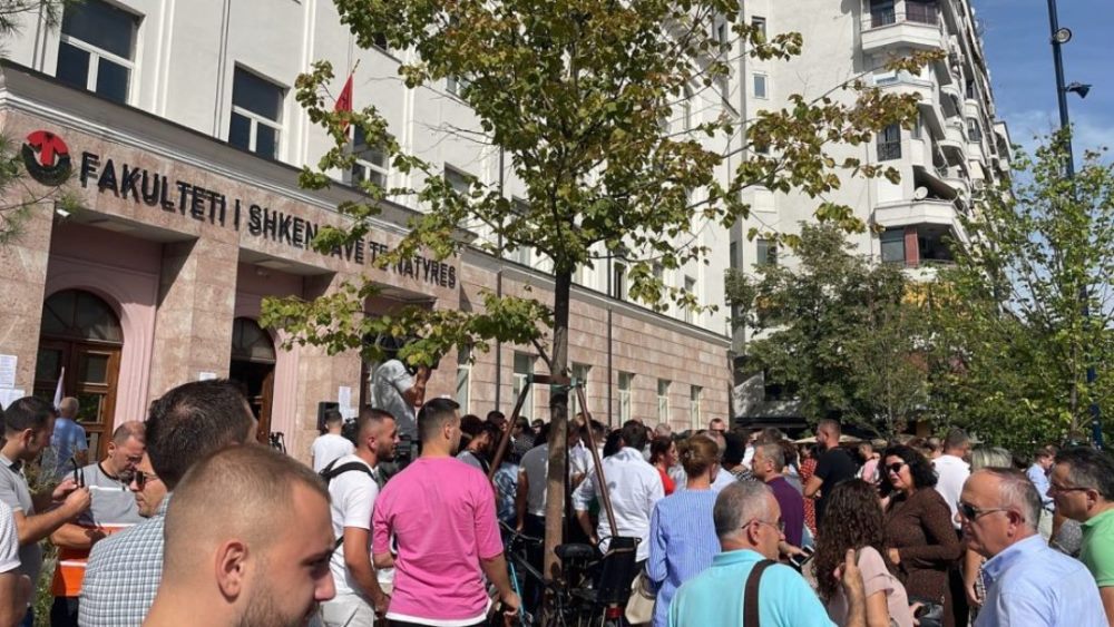 Nis protesta e pedagogeve ne Tirane, paralajmerojne bojkot te mesimit